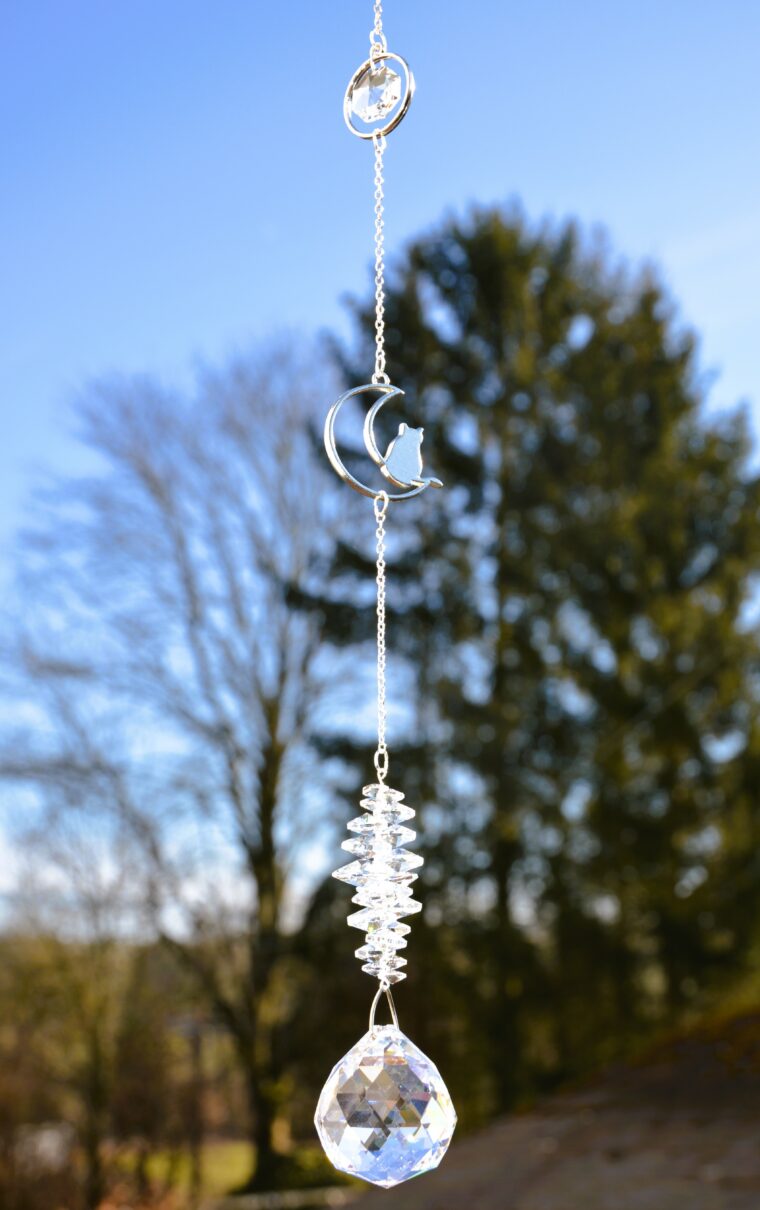 Sonnenfänger-Variation Kristallkugel 40 mm Ø in crystal clear, mit Katzenmotiv in Metall silberfarben, Länge 50 cm