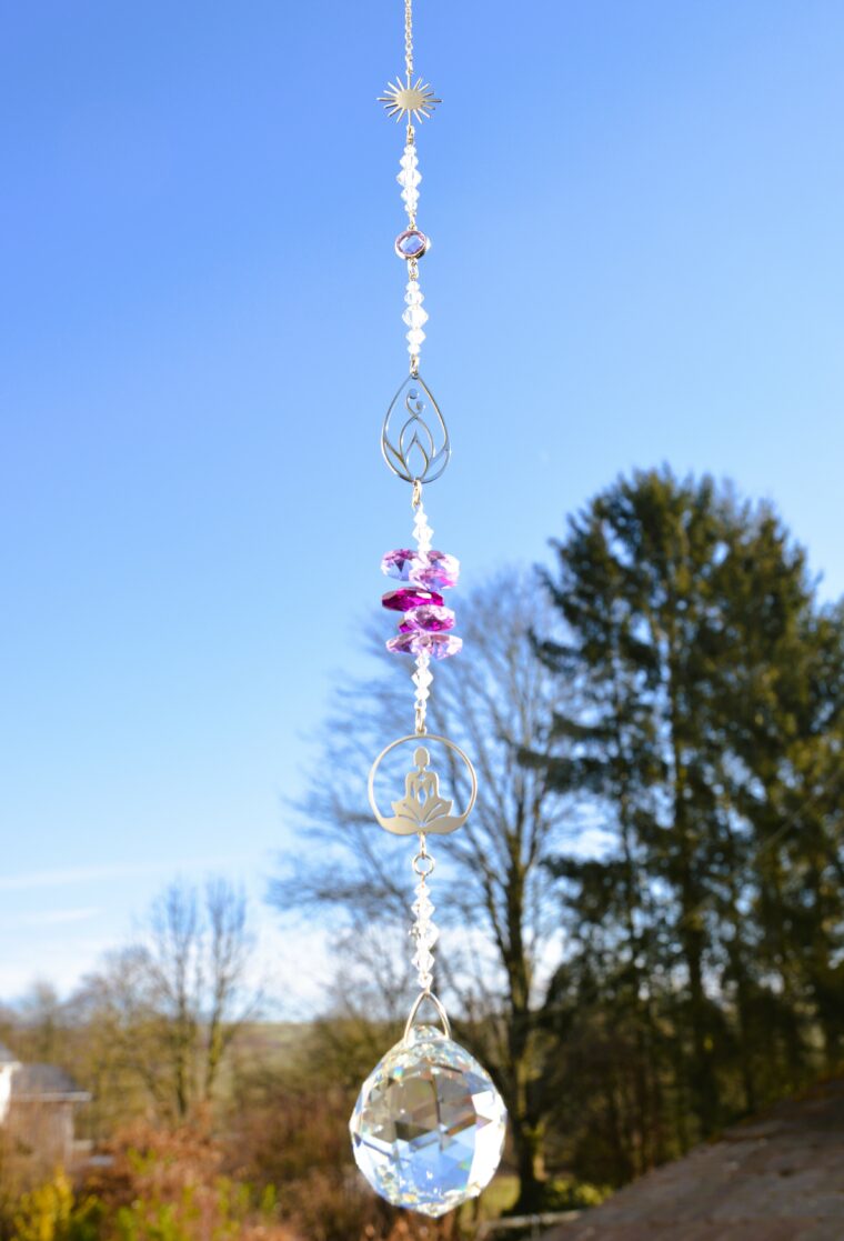 Sonnenfänger-Variation Kristallkugel 40 mm Ø in crystal clear, mit Yogamotiv u.a. in Metall silberfarben, Länge 50 cm